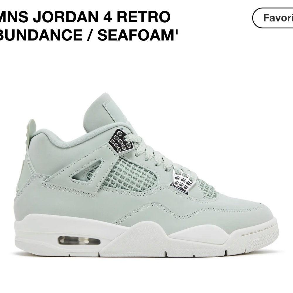 Jordan Women’s Mint Green and White Retro Sneakers SEA FOAM ABUNDANCE
NEW/ BOX